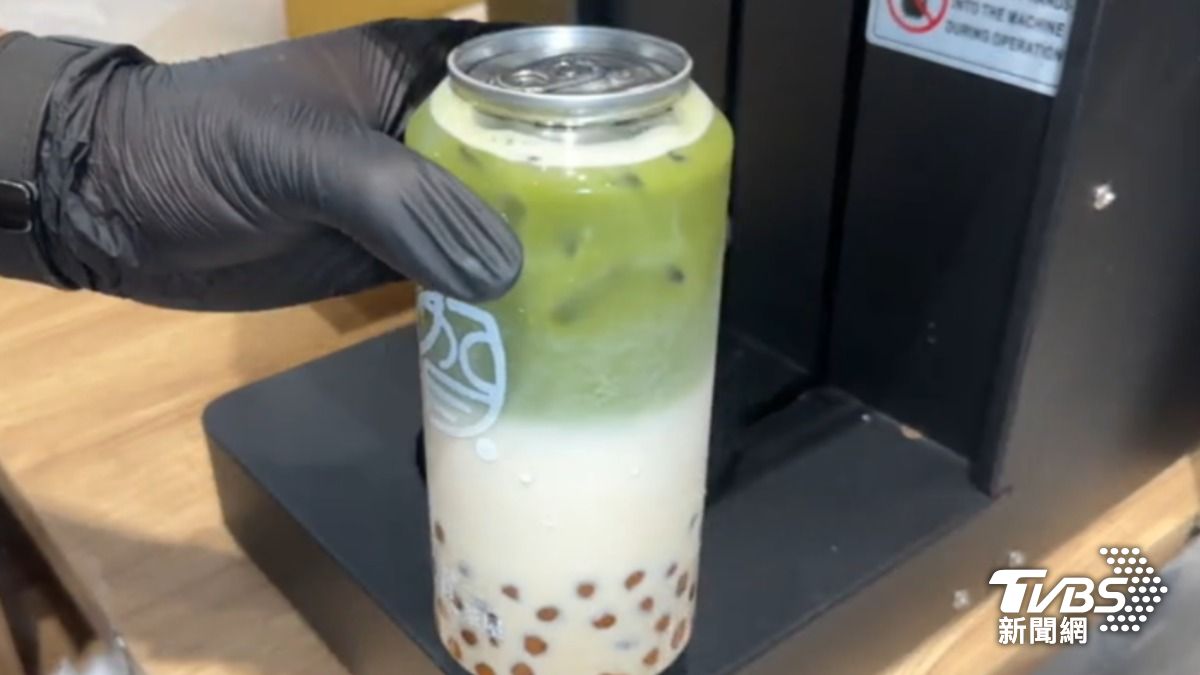 板橋區手搖飲店「戶賀茶屋」,特殊機器能將透明瓶結合鋁蓋,搖身一變成「易開罐手搖飲」。(圖/TVBS)