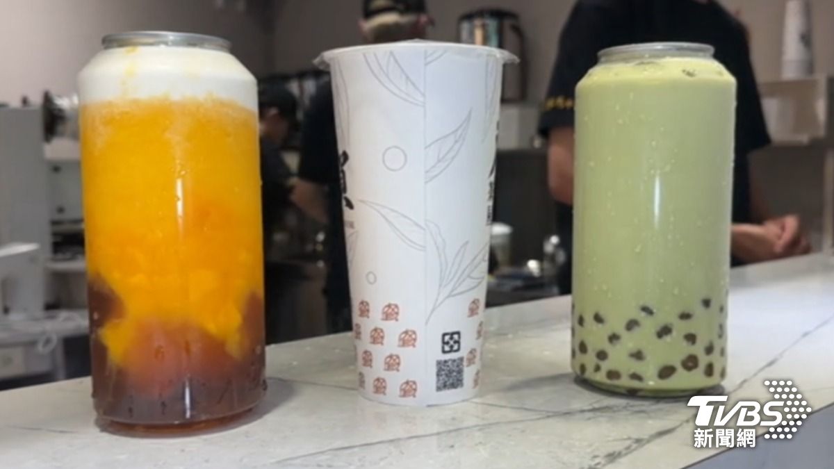 板橋區手搖飲店「戶賀茶屋」罐裝飲料,不用怕像傳統紙杯一不小心就爆開。(圖/TVBS)