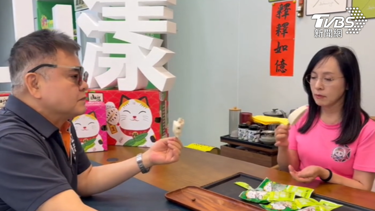 綠營立委合體大啖鳳梨釋迦冰棒，試圖為陸委會主委梁文傑日前的「不愛釋迦說」失言風波滅火。(圖／陳瑩辦公室)