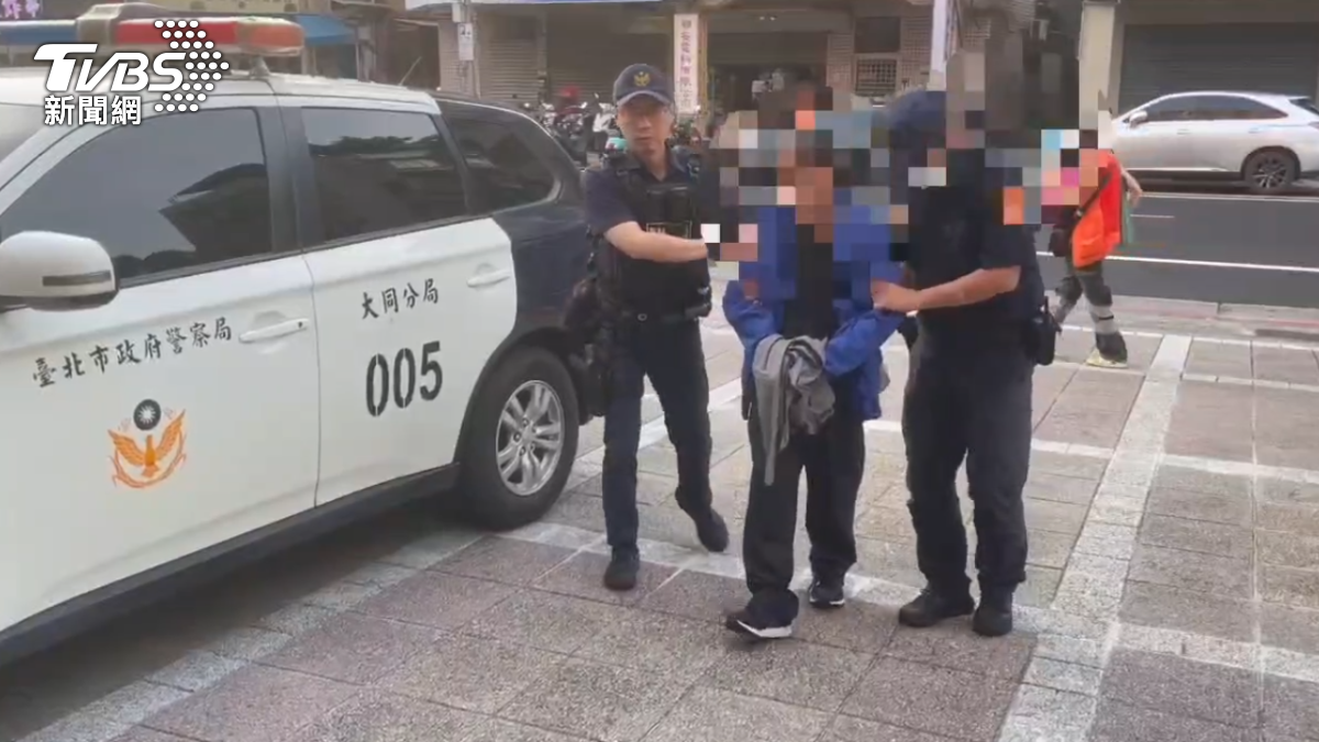 許男被押送至北市大同分局寧夏派出所。（圖／TVBS）
