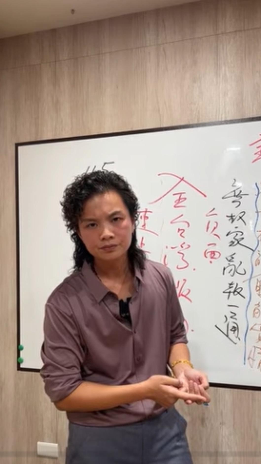 台東玄濟宮的宮廟負責人鄔馨茹開直播反擊。(圖/台東玄濟宮YouTube直播)