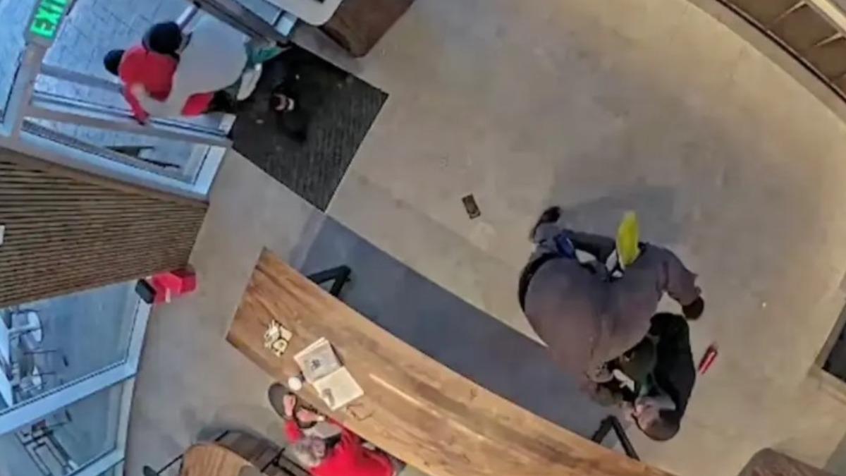 監視器畫面顯示,哈里斯和蘭森在店內的用餐區痛擊搶匪,隨後將其制伏。(圖/翻攝自YouTube@FOX 2 St. Louis)