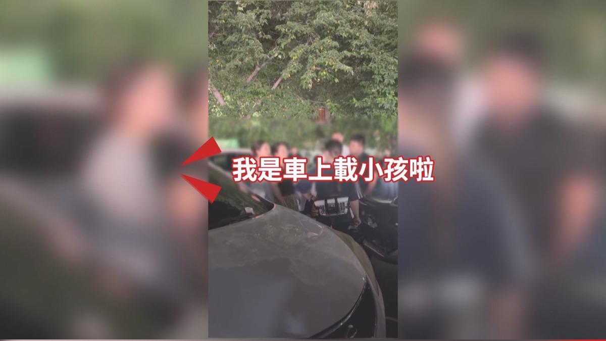 旱溪夜市停車場爆衝突！賓士女嗆重機騎士「車上有小孩否則不放過」。(圖／民眾提供)