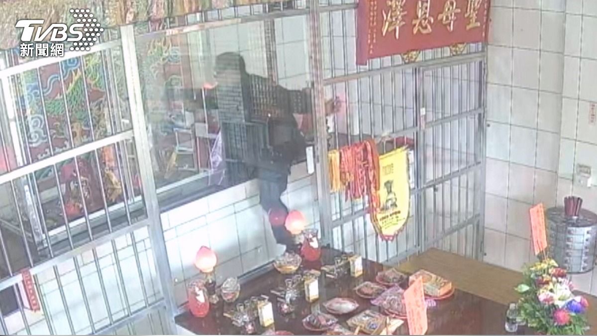 造橋聖母宮遭竊!通緝犯「爬神桌偷金牌」 2面6兩價值近百萬。(圖/TVBS)