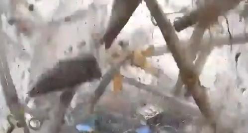 木製鷹架扛不住屋頂巨石的重量,扭曲瞬間崩塌。(圖/翻攝 X @WeatherMonitors)