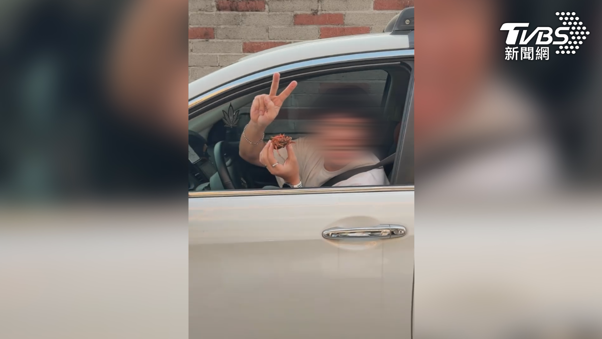 在地居民真的很chill,不怕塞車塞到家門口,還辦烤肉趴,讓在車陣中的駕駛們來上一口小龍蝦(圖/翻攝Threads@llljhyhzob)