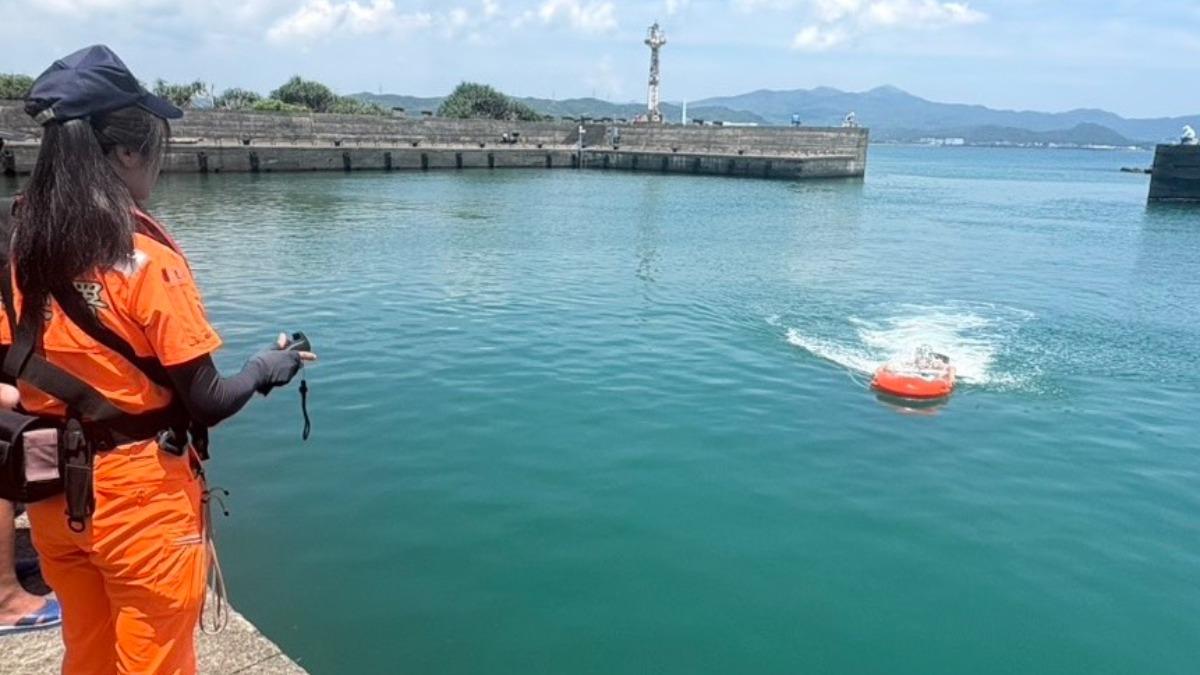 海巡人員獲報趕到現場,利用「遙控動力救生圈」救援。(圖/TVBS)