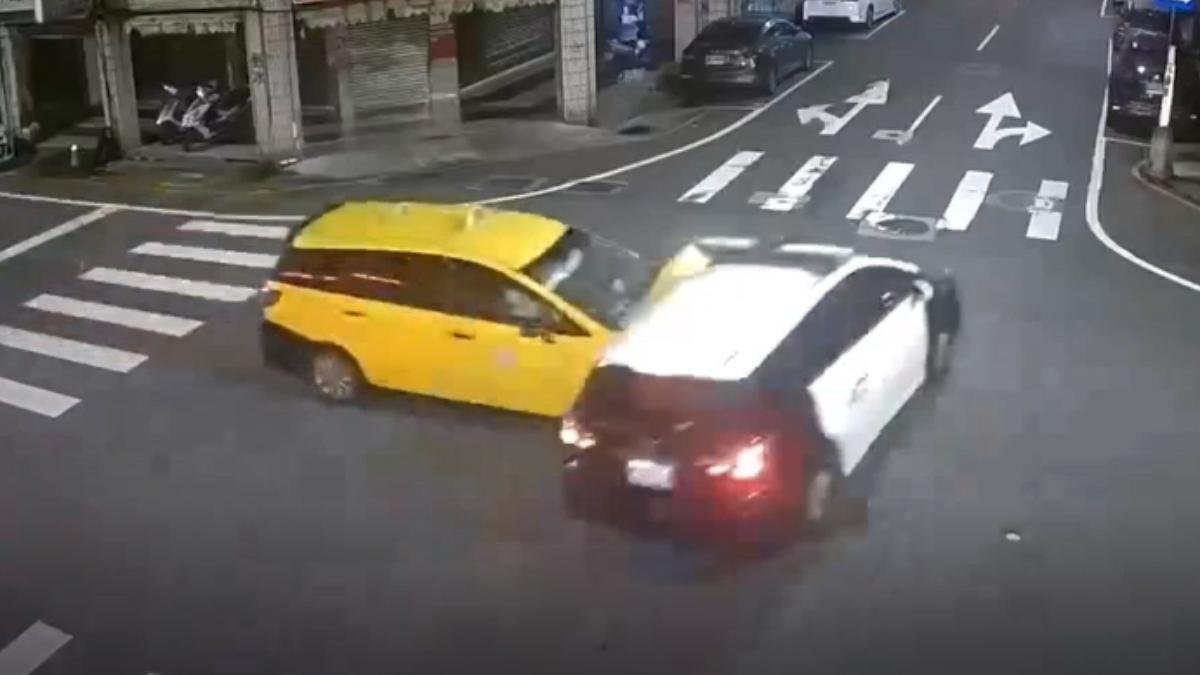 員警為了追捕拒檢的飆車族,行經無號誌路口時,遭對向計程車給撞了下去。(圖/TVBS)