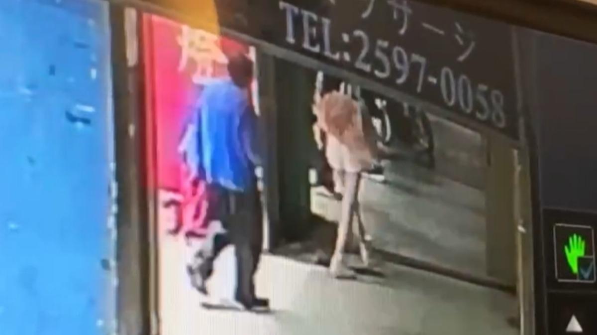 阿伯一路跟著汶汶上攝影棚。(圖/翻攝畫面)