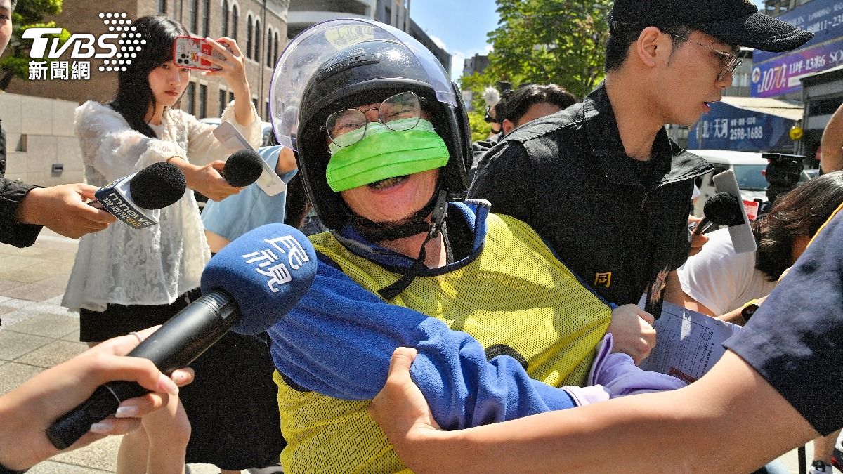 犯嫌在警局外嘶吼咆嘯。(圖/胡瑞麒攝)