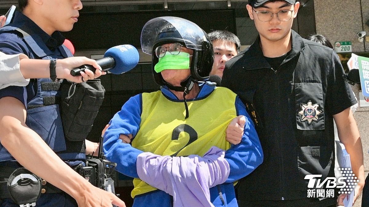許男今日移送時，情緒相當不穩定並失控怒吼。（圖／胡瑞麒攝）