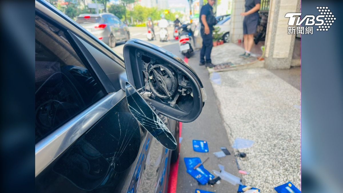 高雄一名27歲蔡姓男子,18日上午停路邊遭追撞他抄工具箱怒砸車,警方獲報抵達現場時,經調查27歲男「無照駕駛」遭逮送辦(圖/TVBS)