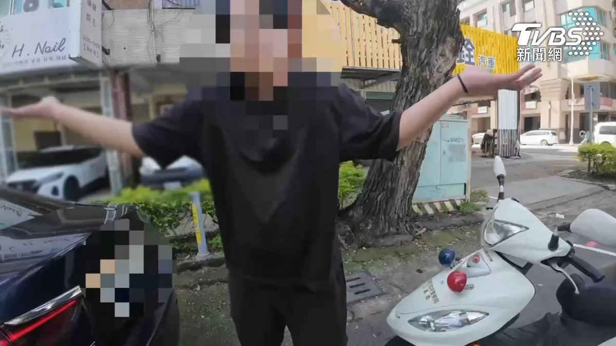 顏姓女駕駛表示要對毀損行為提告,警方當場以現行犯將蔡姓男子逮捕。(圖/TVBS)