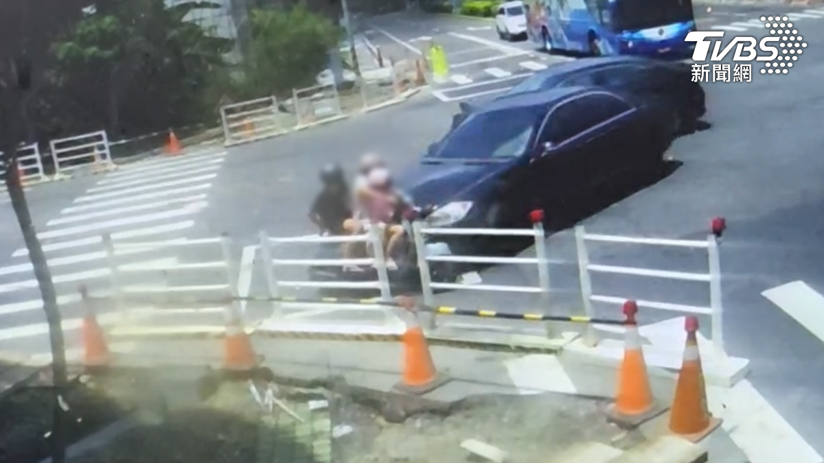 嘉義市新民路、南京路口發生一起,連環撞波及三貼機車!母女摔進工地坑洞(圖/TVBS)