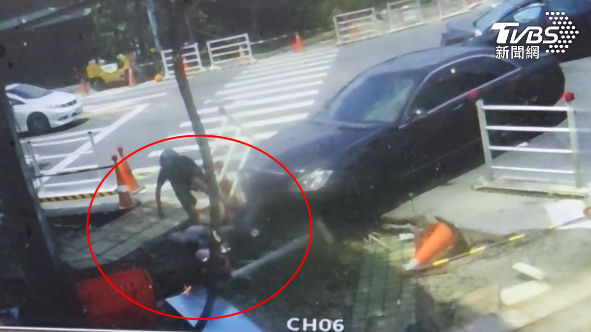 這起車禍除了機車上的母子3人受傷外,直行車女駕駛及左轉車上4人也有傷勢,總計8人送醫(圖/TVBS)