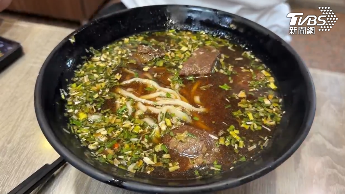 店家員工親自煮了一碗麵還原實際狀況,強調四塊牛肉會挑選大小搭配,如果遇到比較小的肉塊,會視情況再補一塊給顧客(圖/TVBS)