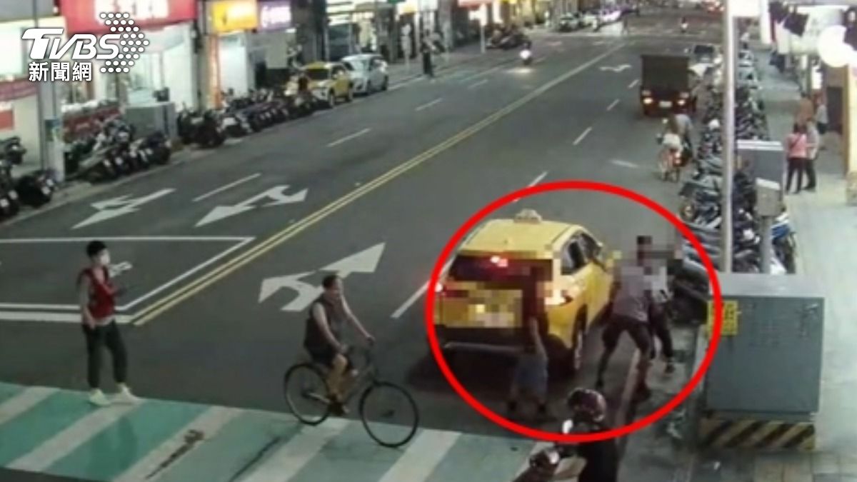 男當街遭2男毆打,嫌犯落網稱不認識對方,卻被要求付計程車錢。(圖/TVBS)