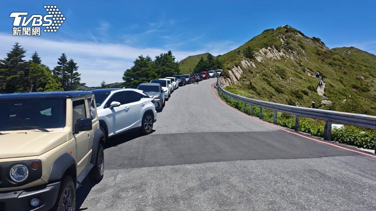 來到合歡山，壯麗山景下，是一整排違停車輛。（圖／TVBS）