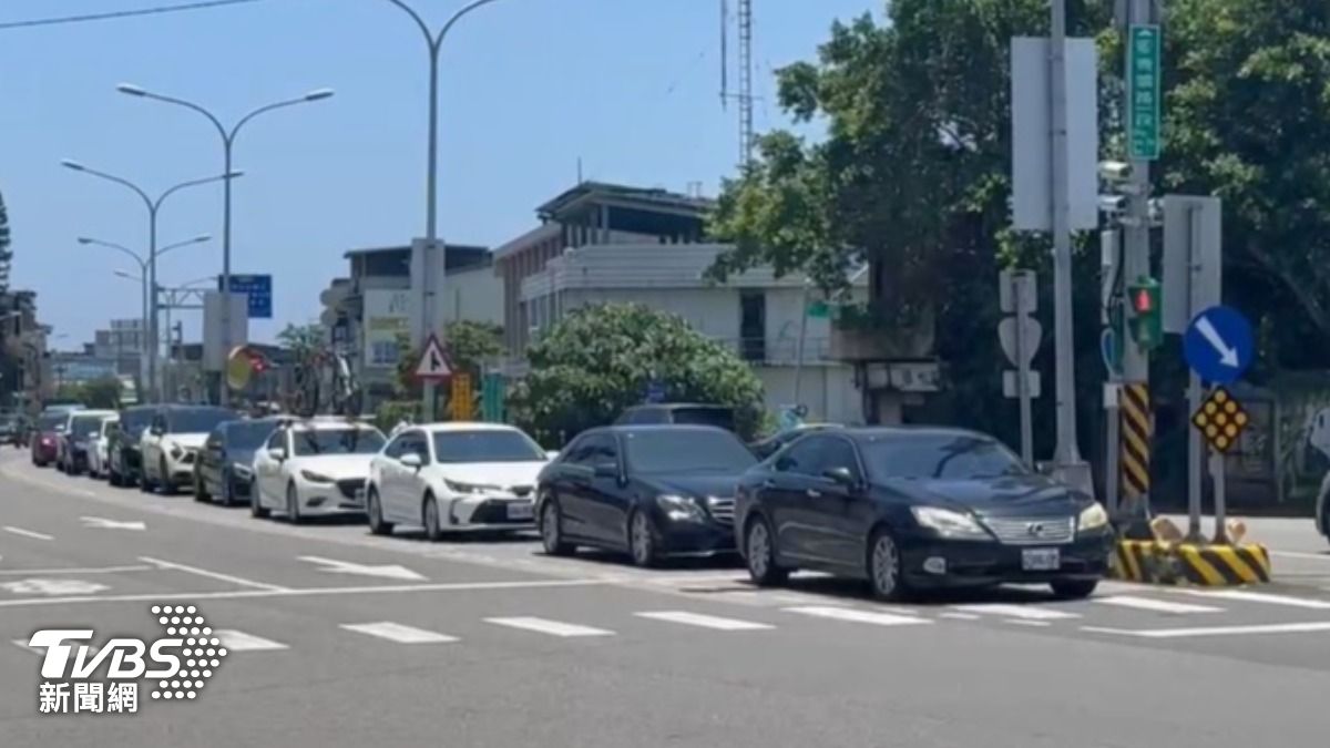 宜蘭頭城國五北上交流道中午就開始塞車。（圖／TVBS）