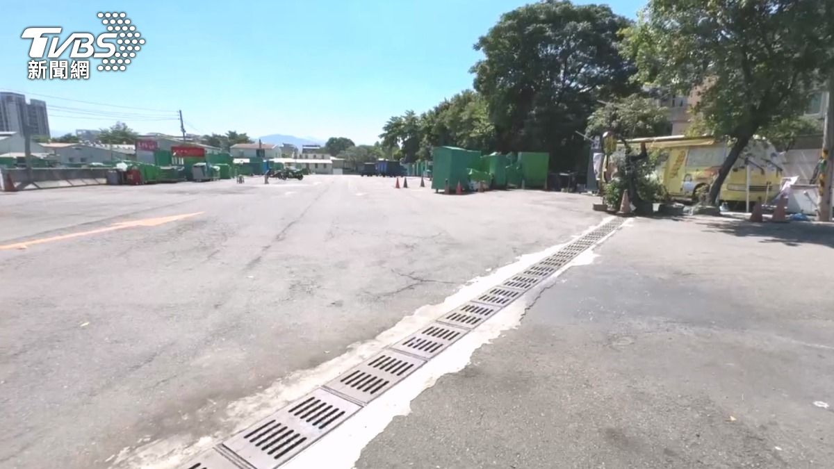 旱溪夜市停車場爆衝突！賓士女嗆重機騎士「車上有小孩否則不放過」。(圖／民眾提供)
