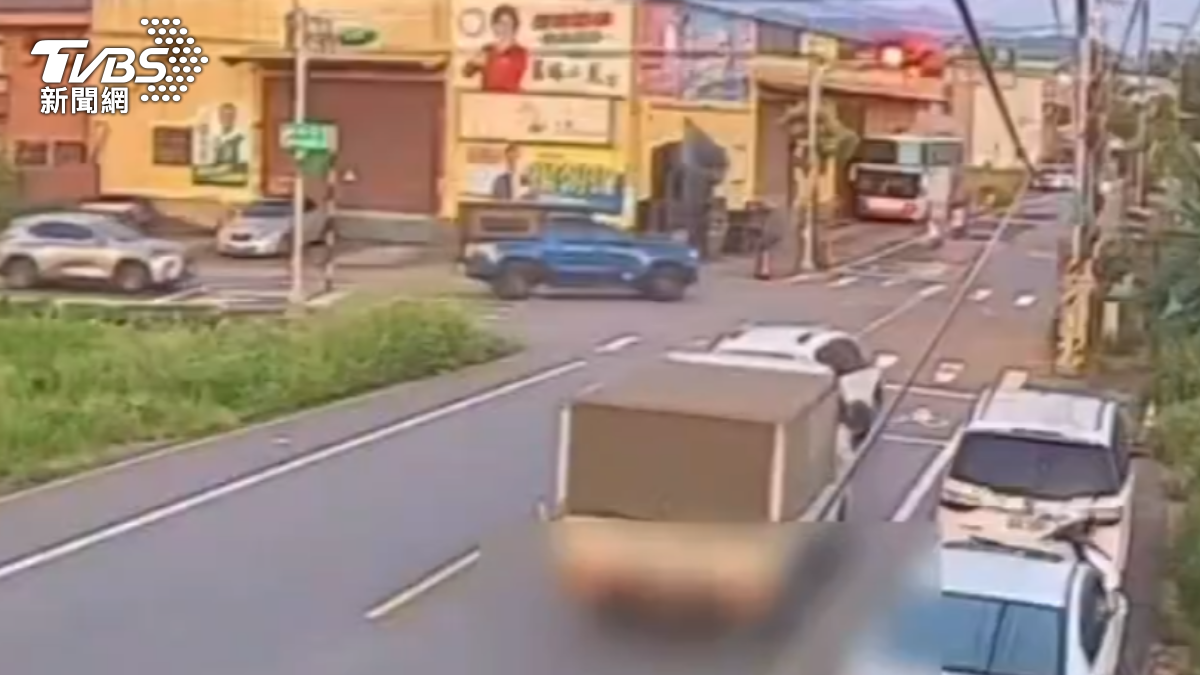 張姓駕駛無照毒駕上路,撞擊兩部停等紅燈汽車,依毒品、公共危險罪送辦。(圖/TVBS)