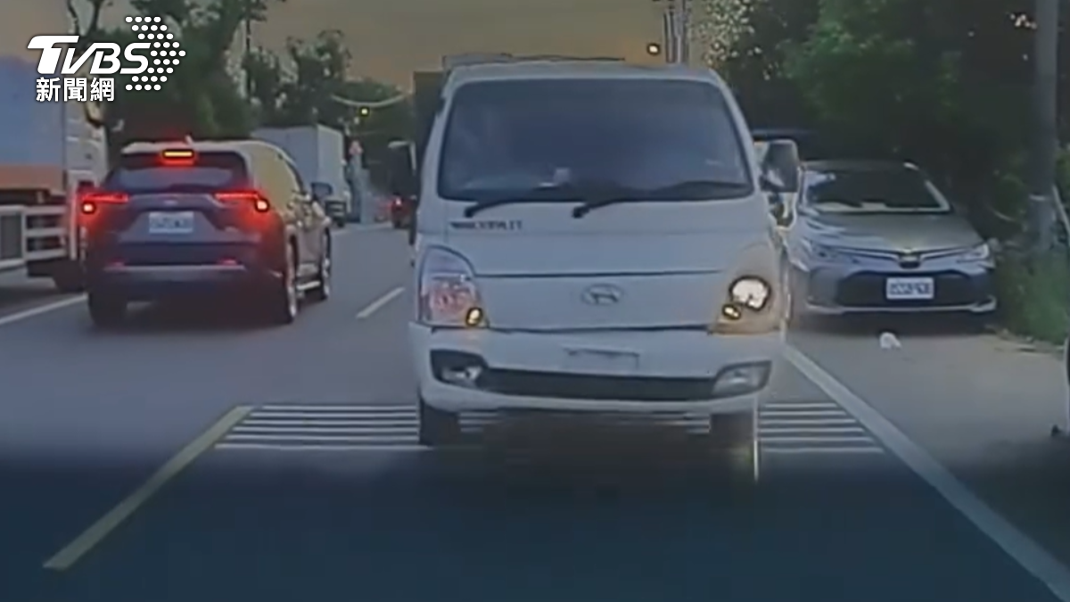 嫌犯無照毒駕,一小時內發生兩起車禍,被扣牌還持續上路,八德分局作出回應,會再加強員警訓練。(圖/TVBS)