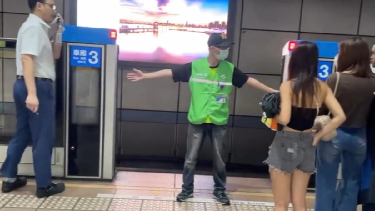 北捷月台門故障。(圖/yaoting556 threads)