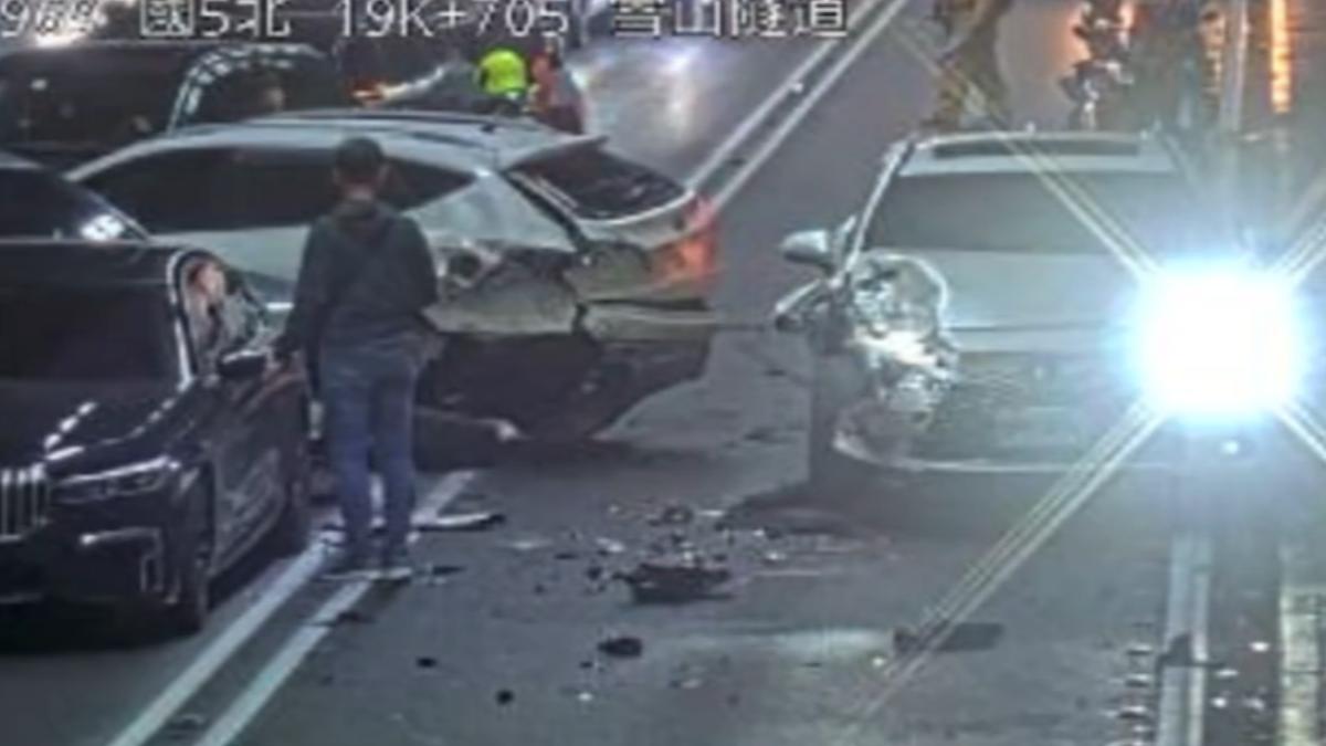 雪隧5部汽車連環撞。(圖/警方提供)