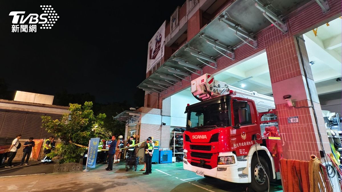起火點距離消防局土城分隊不到200公尺,但該處位於小山坡,出入口僅有簡易石階、現場雜草叢生,增添了救援難度。(圖/陳冠宇攝)