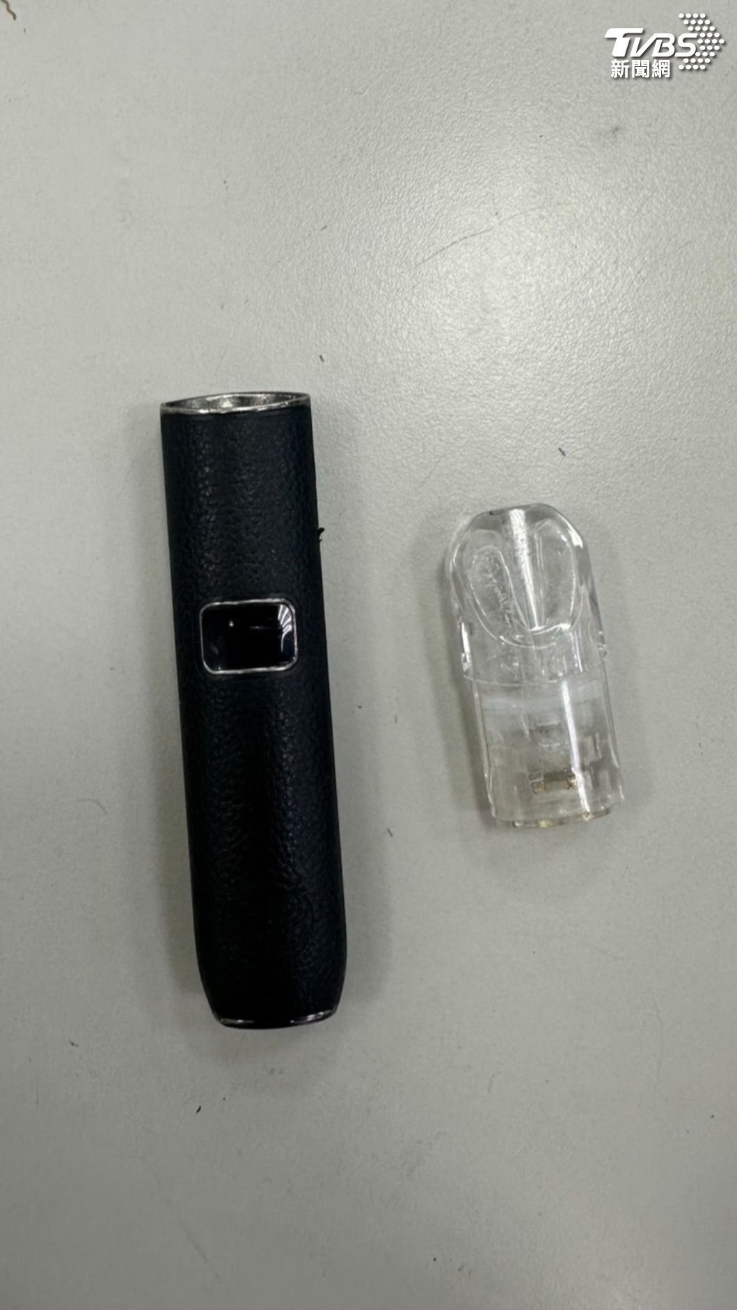 員警在游男車內搜出依托咪酯煙彈（俗稱喪屍煙彈，毛重4.81公克）。（圖／TVBS）