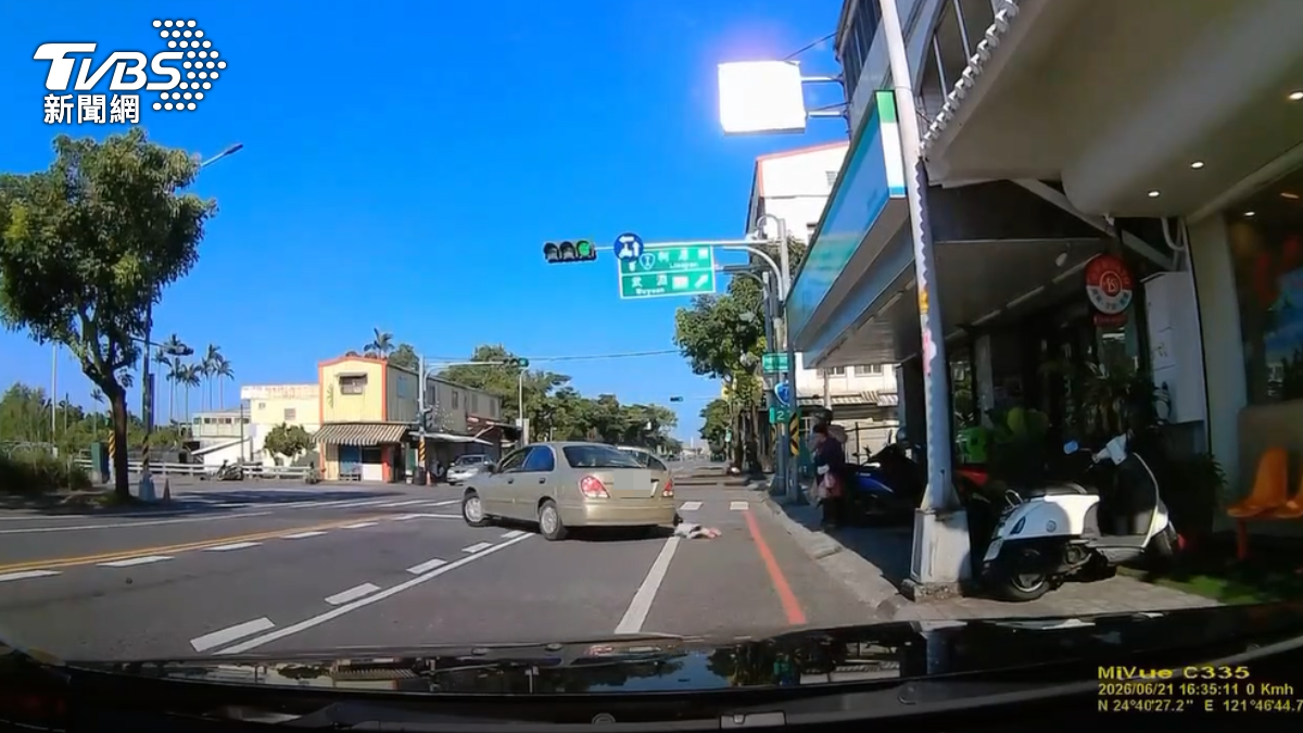 宜蘭-羅東-4歲女童慘摔-無照駕駛-粗心家長-幼童跌倒重摔-宜蘭幼童來不及上車-幼童沒上車重摔-幼童跌倒險被輾-孩童遭拖行