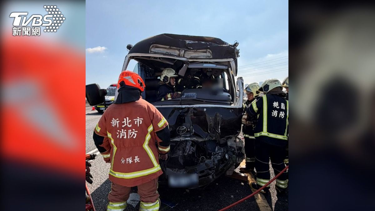 軍用巴士車頭嚴重毀損。(圖/TVBS)