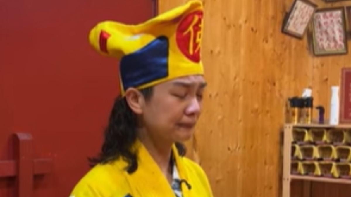「濟顛禪師」在神桌前神情激動控訴遭背叛。（圖／台東玄濟宮YouTube直播）