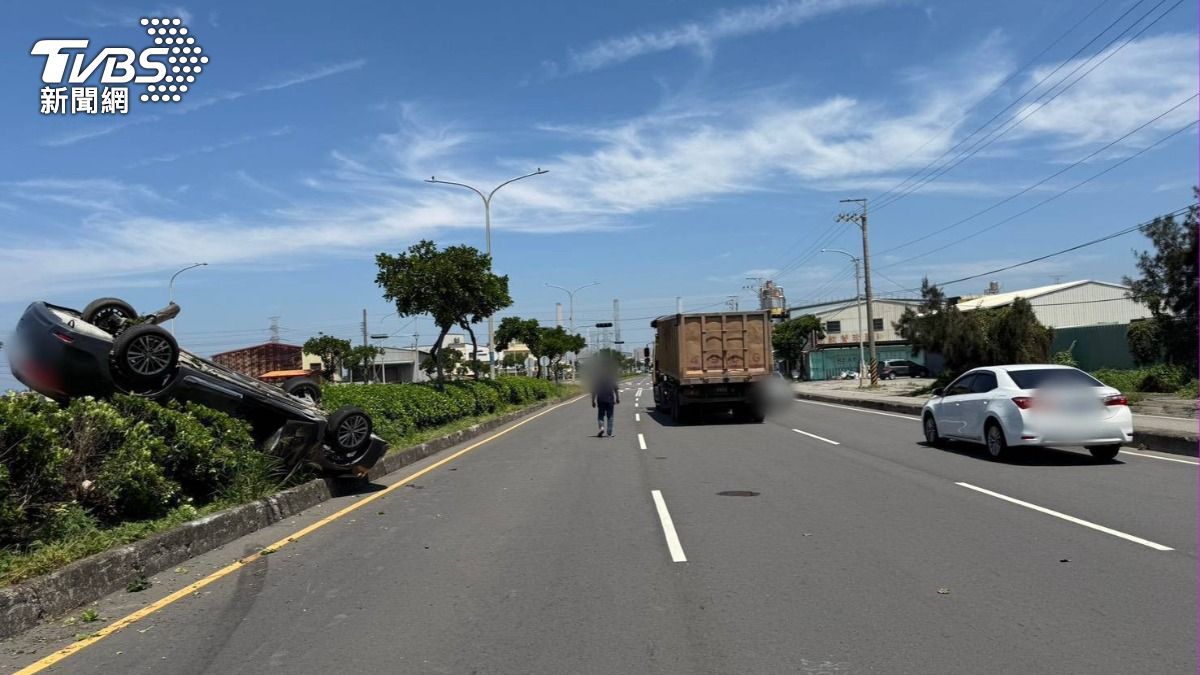 台中驚險車禍!砂石車變道擦撞轎車尾 害慘「四腳朝天」畫面曝