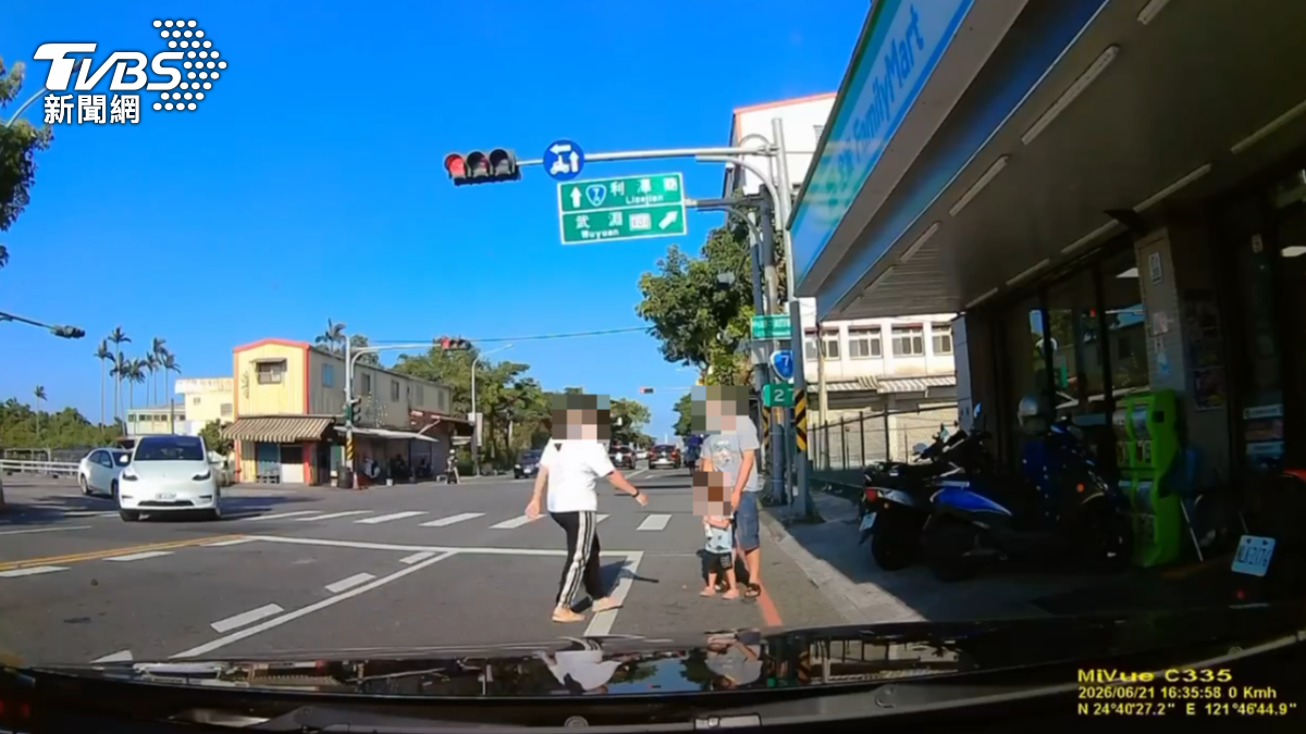 宜蘭-羅東-4歲女童慘摔-無照駕駛-粗心家長-幼童跌倒重摔-宜蘭幼童來不及上車-幼童沒上車重摔-幼童跌倒險被輾-孩童遭拖行