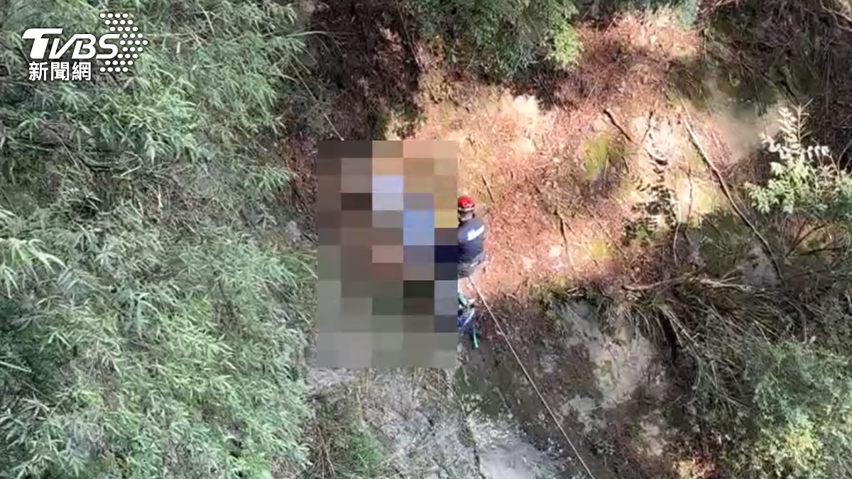 救難人員抵達現場後，利用繩索吊掛方式垂降至約30公尺深的邊坡，發現這名75歲男性登山客已失去呼吸心跳（圖／TVBS）