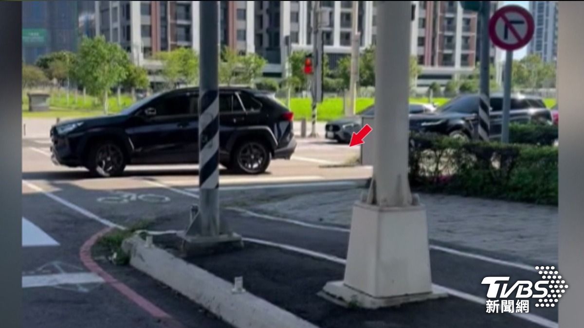  禮讓救護車太緊張　休旅車自撞零件噴飛。(圖／TVBS)