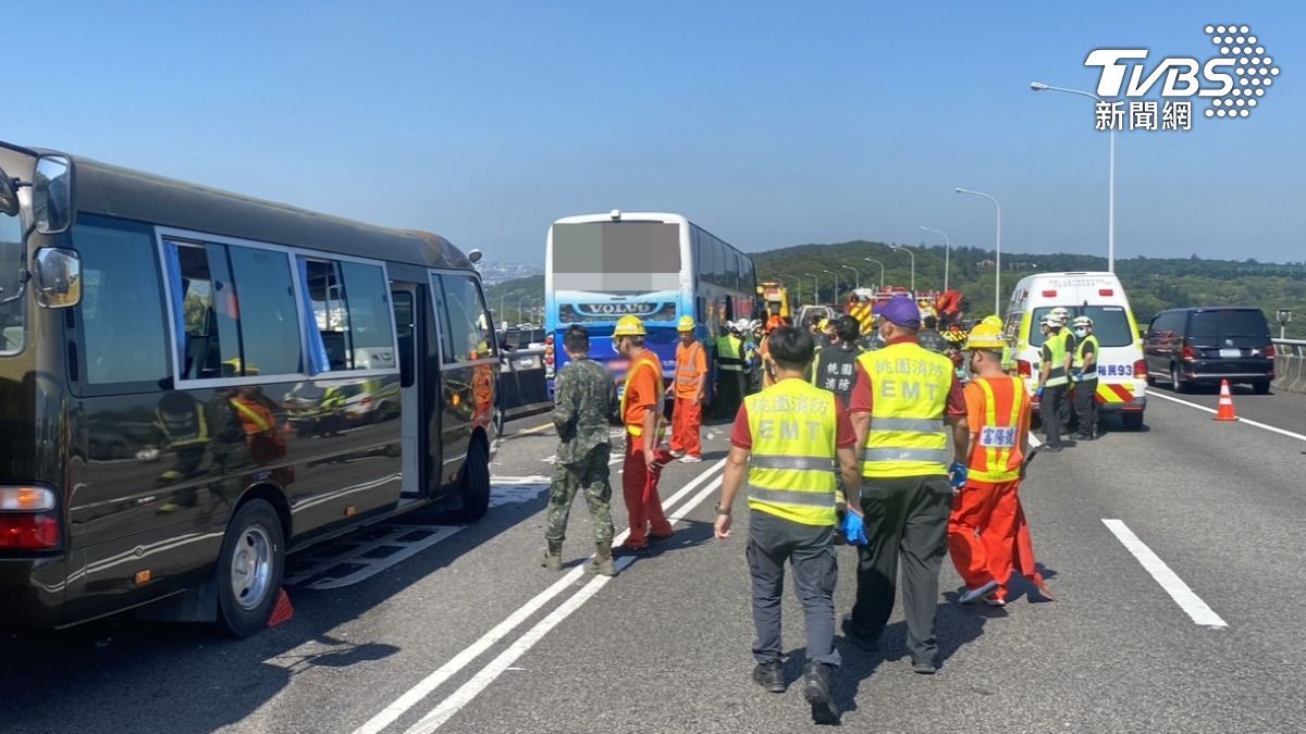 五楊高架4車撞，軍用巴士撞遊覽車車尾，車頭凹陷變形，共11人受傷。（圖／TVBS）