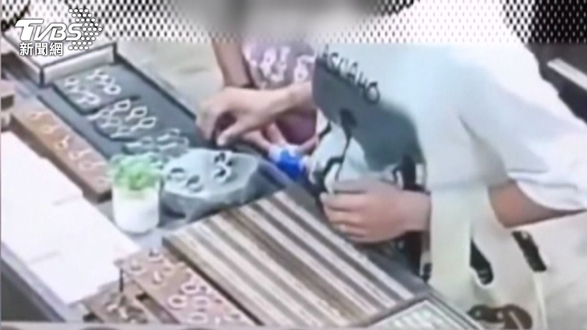 店家調閱監視器後發現,男子負責將商品移至桌面角落,女子再趁機收入袋中。(圖/民眾提供)