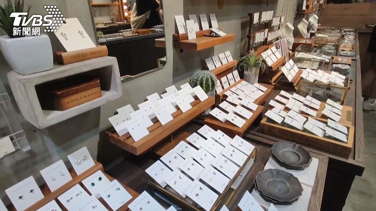 這對情侶檔在短短3天內已犯下3件竊案,遭竊物品包括手鍊、銀戒指及大量銀飾品。(圖/TVBS)