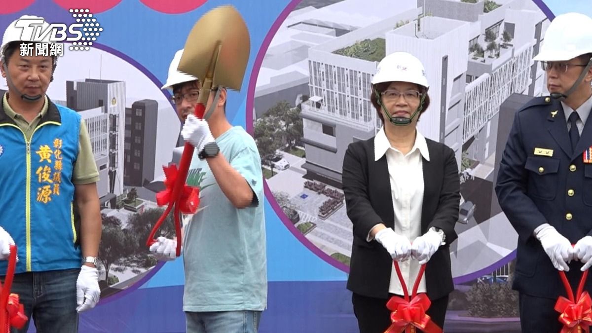 謝典霖的舉動與眾不同,他將鏟子拿反,一度還嗨到將鏟子高舉過頭。(圖/TVBS)