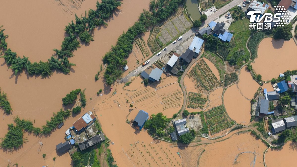 廣西連日暴雨釀災,就連醫院也遭洪水侵襲。(圖/達志影像路透社)