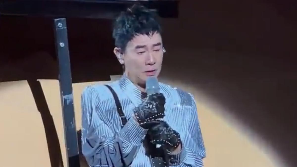 58歲陳小春爆哭道歉了!粉砸6000元演唱會只能用聽的 怒轟退票