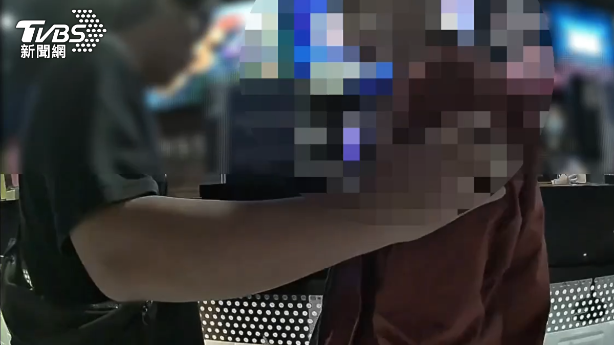警方耐心安撫,就是眼前這名男子拿著刀,情緒還有些激動,聽到有海報了才慢慢冷靜,男子放下刀,員警才靠近(圖/TVBS)
