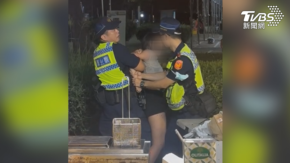 台南安平運河，端午連假有流動夜市，兩名少女擺攤打工時爆發口角，一名16歲少女一氣之下，拿著攤位上的兩把菜刀，胡亂揮舞，砍傷一名男子（圖／TVBS）