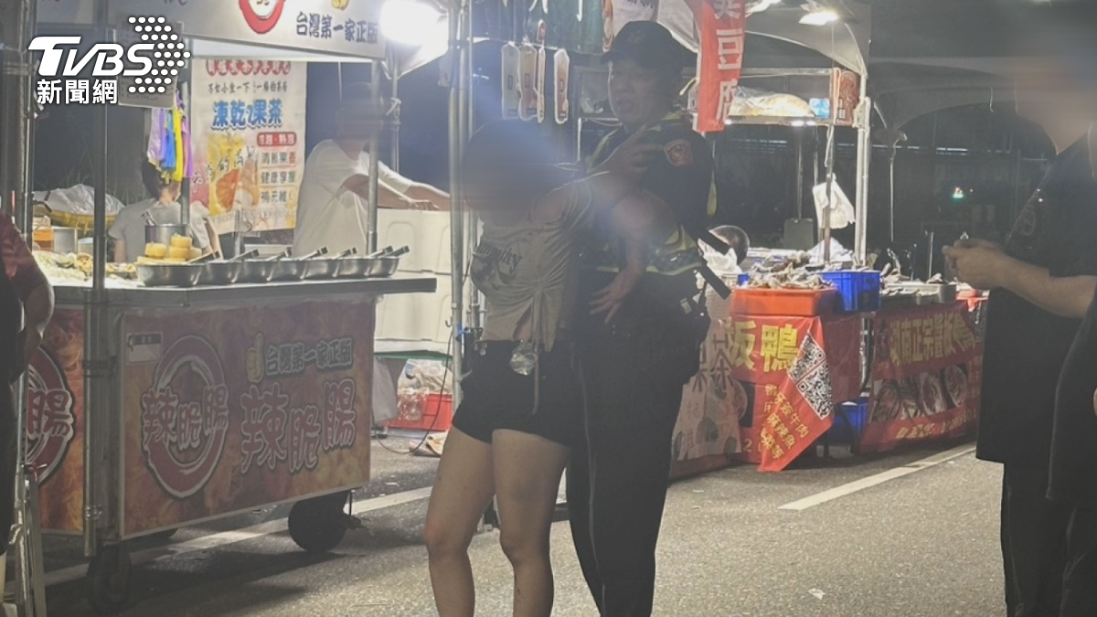 被警察抓住了還在撂狠話，在夜市擺攤的少女，疑似拿攤位上的刀攻擊另一名女員工，還砍傷來幫忙勸架的人（圖／TVBS）