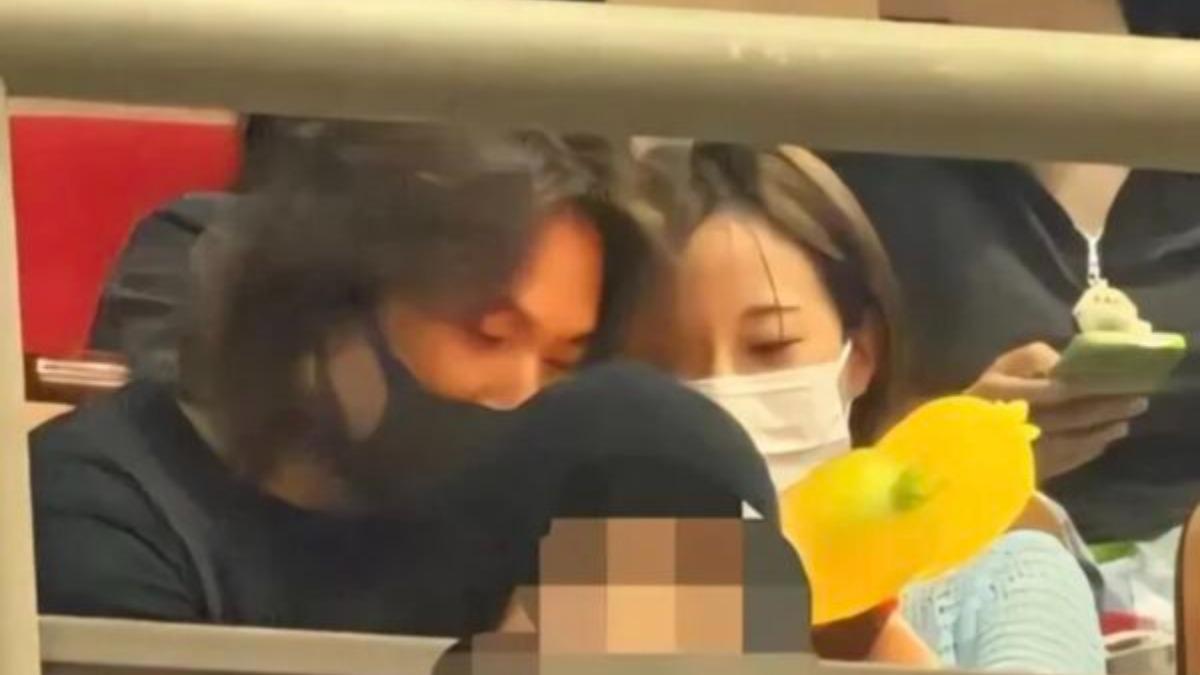 韓國論壇瘋傳大聲、齡智在演唱會上貼超近互動的畫面。(圖/翻攝自韓網)