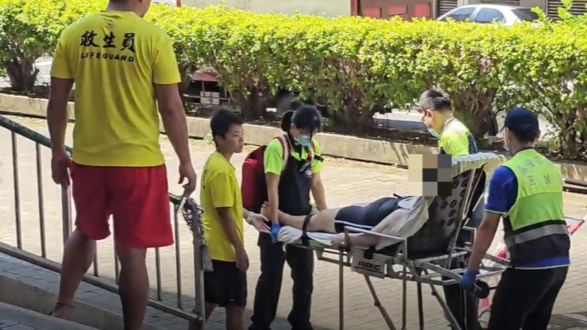 救生員發現女子失去意識，立刻跳下水將人拉上岸進行CPR急救。（圖／TVBS）