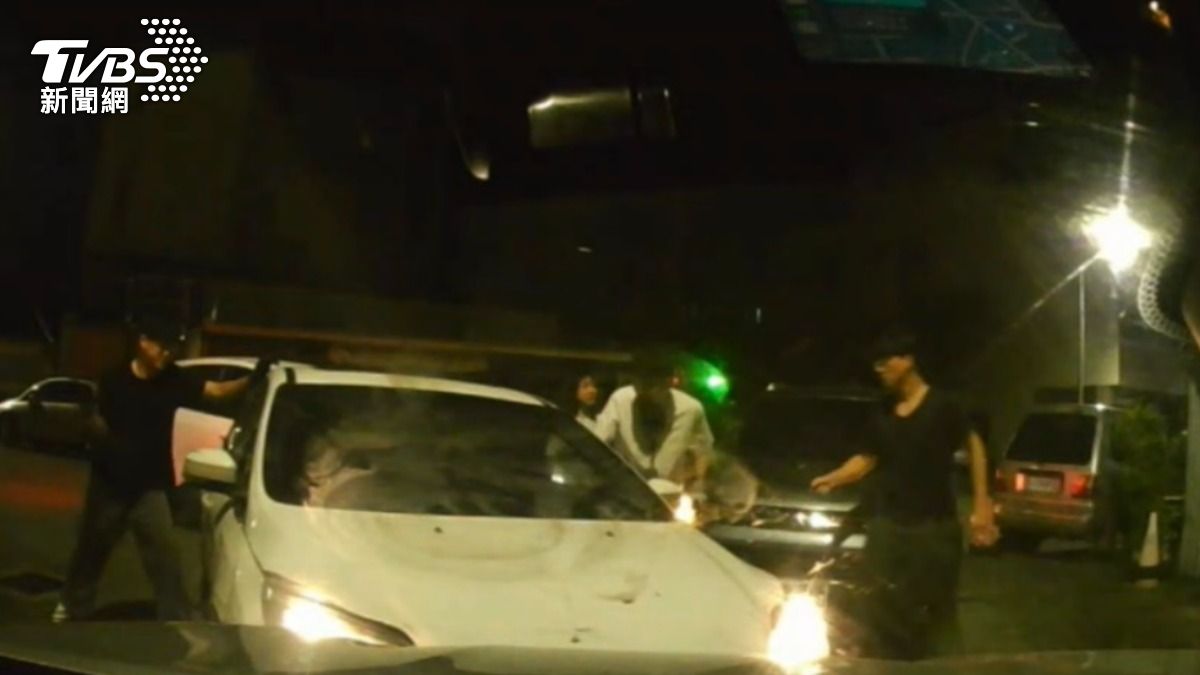 台中毒鴛鴦拒檢撞警車!遭4車包抄圍捕 21歲吸毒變像中年婦