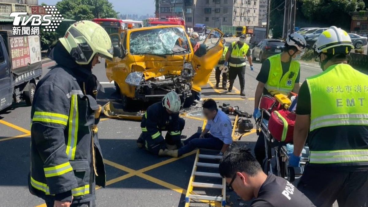 快訊/五股驚悚車禍!台電工程車撞小貨車,駕駛雙腿卡車廂受困